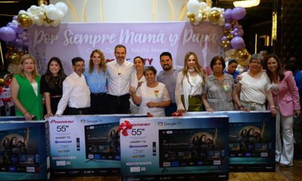 ADRIÁN DE LA GARZA RECONOCE A MADRES Y PADRES DE MONTERREY POR SU ENTREGA A LAS FAMILIAS