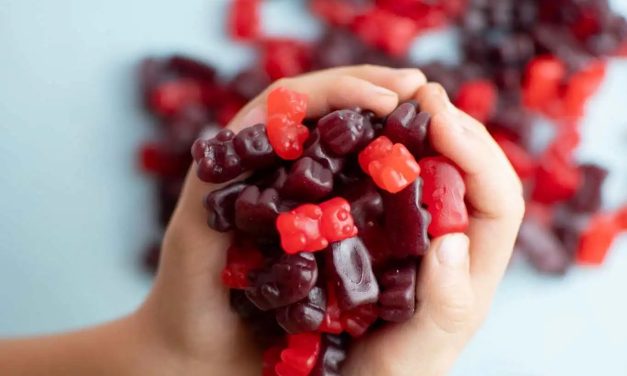 ¡ADIÓS A LAS GOMITAS ROJAS!, MÉXICO PROHÍBE COLORANTE ROJO NO. 3 POR RIESGO DE TUMORES