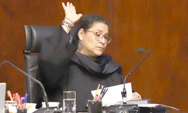 LENIA BATRES ROMPE PARADIGMAS: “ES MENTIRA QUE SE NECESITE CARRERA JUDICIAL” Y VA POR LA PRESIDENCIA DE LA CORTE