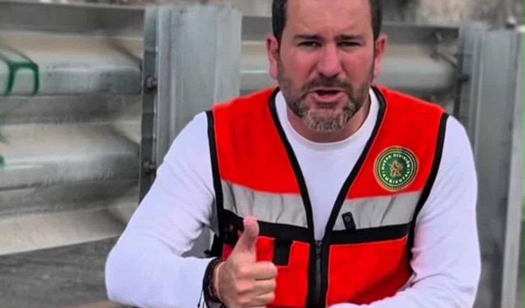 RAÚL LOZANO APUESTA POR BANQUETAS QUE ENFRÍAN MONTERREY Y DEVUELVEN AGUA AL SUBSUELO