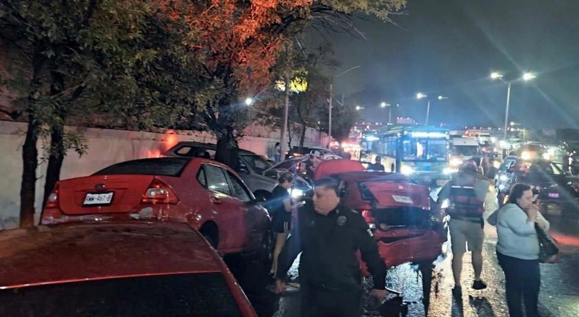 LLUVIAS DESATAN CAOS VIAL EN FRONTERA MONTERREY-SAN NICOLÁS TRAS ARRASTRE DE VEHÍCULOS