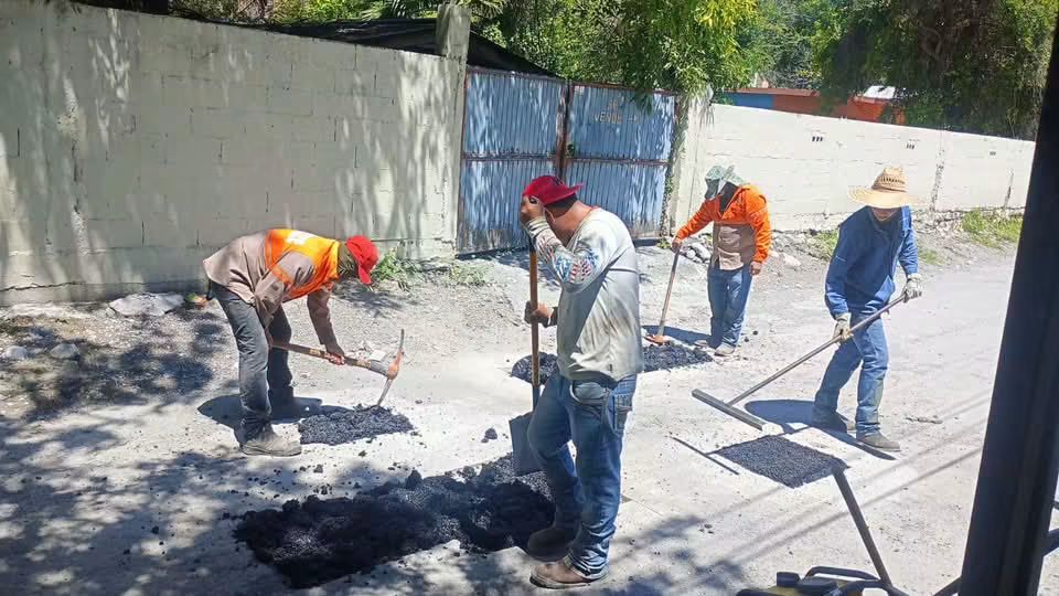 MIGUEL SALAZAR REFUERZA TRABAJOS DE REHABILITACIÓN VIAL EN MONTEMORELOS