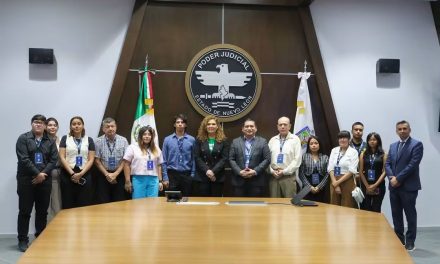 LAURA PERLA CÓRDOVA RECIBE A ESTUDIANTES DEL INSTITUTO UNIVERSITARIO PAULO FREIRE EN EL PODER JUDICIAL DE NUEVO LEÓN