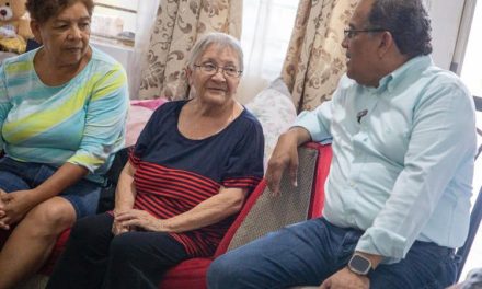 ANDRÉS MIJES ESCUCHA A MUJERES DE GUADALUPE Y SEÑALA REZAGO EN PROGRAMAS DE DESARROLLO