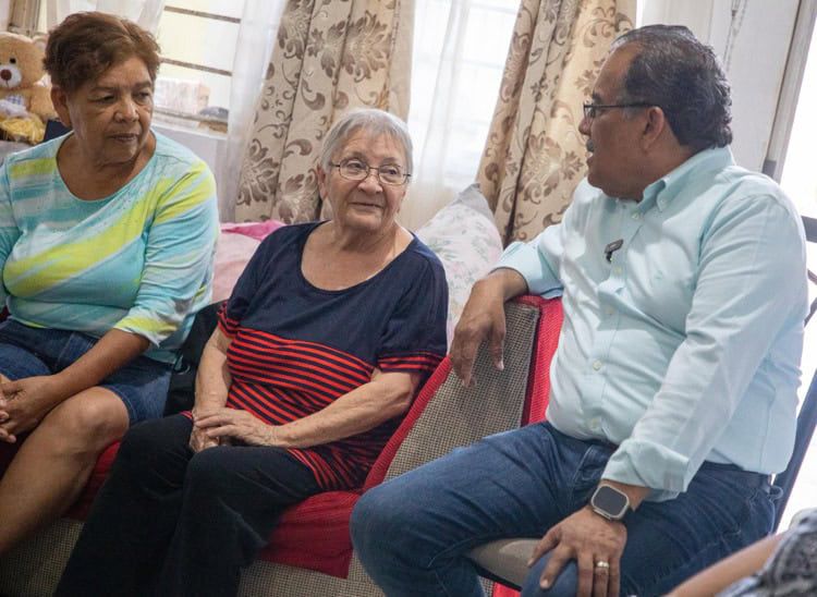 ANDRÉS MIJES ESCUCHA A MUJERES DE GUADALUPE Y SEÑALA REZAGO EN PROGRAMAS DE DESARROLLO