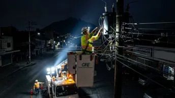 CFE PRESUME SERVICIO ÓPTIMO EN NL, PERO 240 MIL HOGARES SE QUEDARON SIN LUZ.