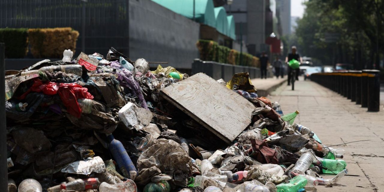 FIESTA DEL TRI DEJA 40 TONELADAS DE BASURA EN EL ZÓCALO Y PASEO DE LA REFORMA