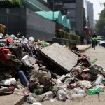 FIESTA DEL TRI DEJA 40 TONELADAS DE BASURA EN EL ZÓCALO Y PASEO DE LA REFORMA