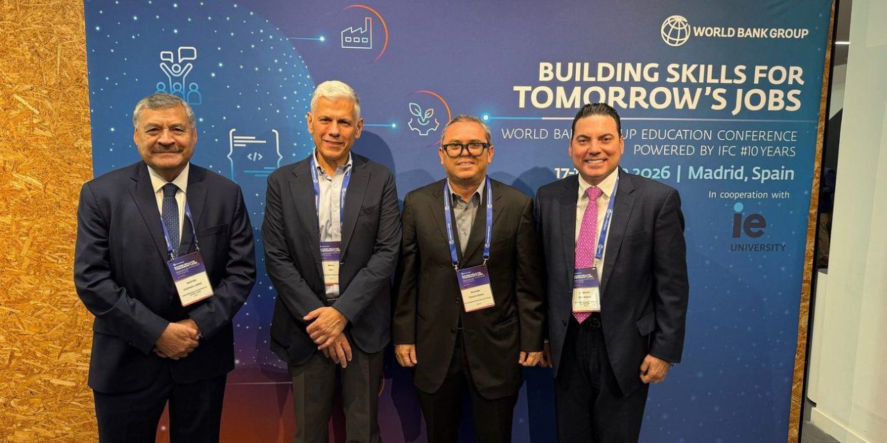 SANTOS GUZMÁN PONE A LA UANL EN EL MAPA GLOBAL DE LA EDUCACIÓN DEL FUTURO