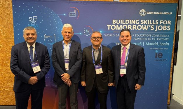 SANTOS GUZMÁN PONE A LA UANL EN EL MAPA GLOBAL DE LA EDUCACIÓN DEL FUTURO