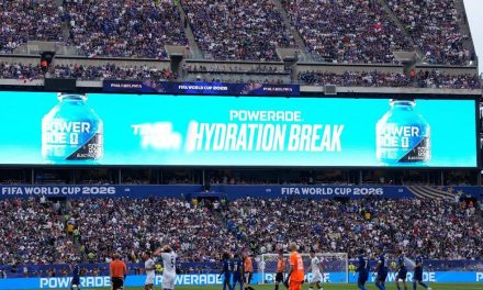 FIFA CONVIERTE LAS PAUSAS DE HIDRATACIÓN EN UN NEGOCIO MILLONARIO