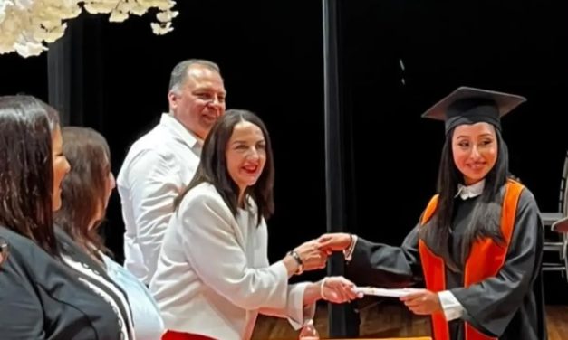 CHELO GÁLVEZ RECONOCE A GRADUADOS DEL CECYTE ESCOBEDO Y LOS LLAMA A ALCANZAR SUS METAS