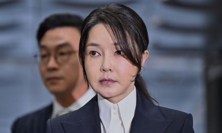 CONDENAN A SIETE AÑOS DE CÁRCEL A EX PRIMERA DAMA DE COREA DEL SUR POR TRÁFICO DE INFLUENCIAS  
