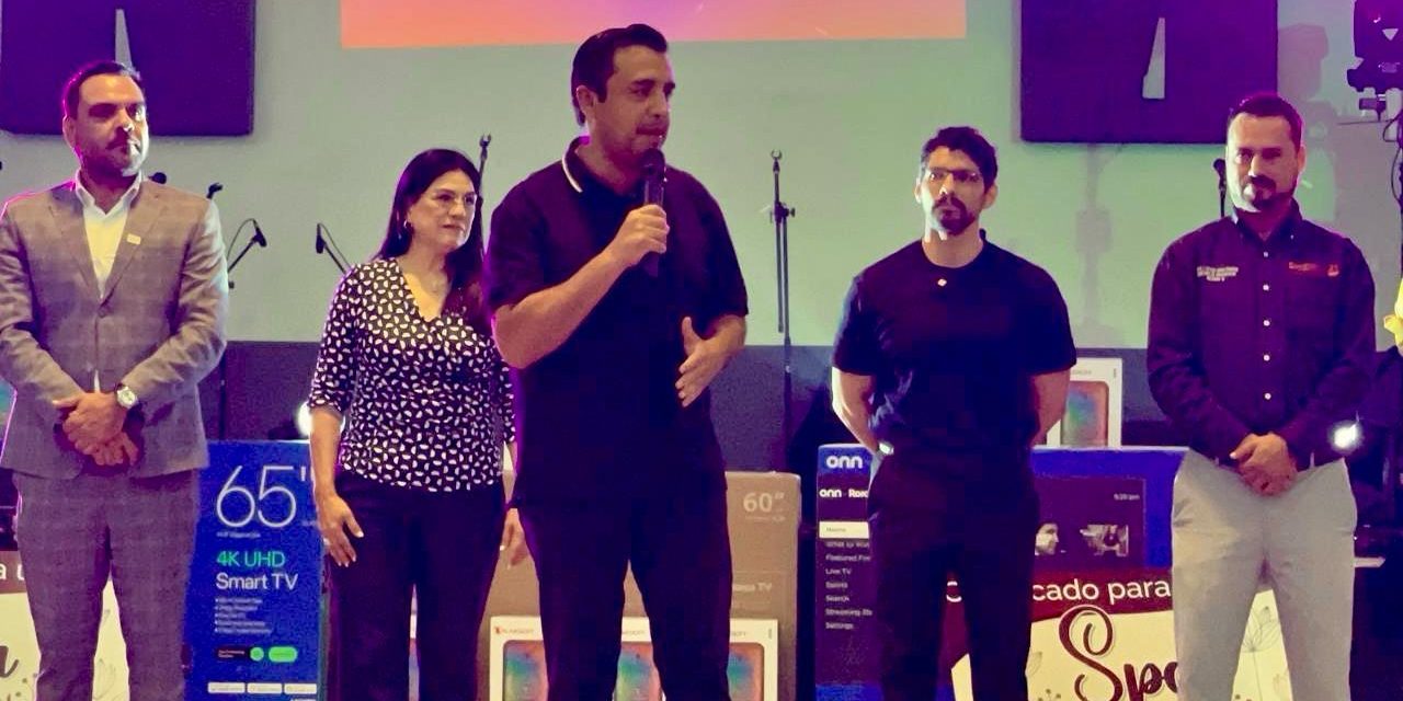 JESÚS NAVA RECONOCE A LOS MAESTROS Y LES ENTREGA UNA CASA PARA PROTEGER A LA NIÑEZ DE SANTA CATARINA
