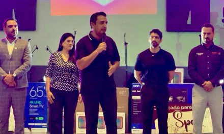 JESÚS NAVA RECONOCE A LOS MAESTROS Y LES ENTREGA UNA CASA PARA PROTEGER A LA NIÑEZ DE SANTA CATARINA