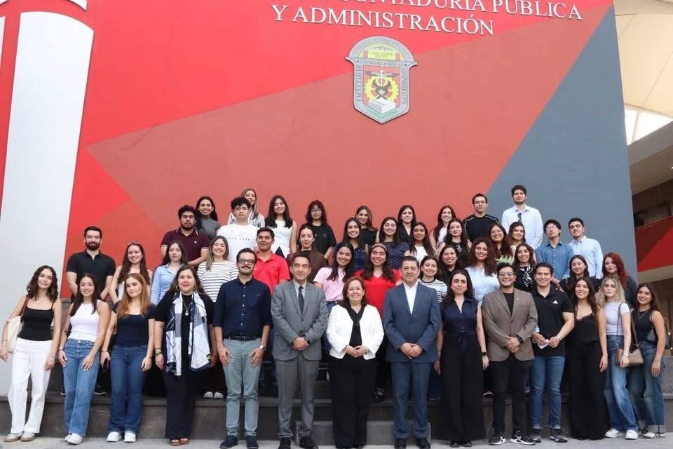 ADRIANA GARZA DISTINGUE A 68 ESTUDIANTES DE FACPYA RUMBO A SU GRADUACIÓN EN SEATTLE