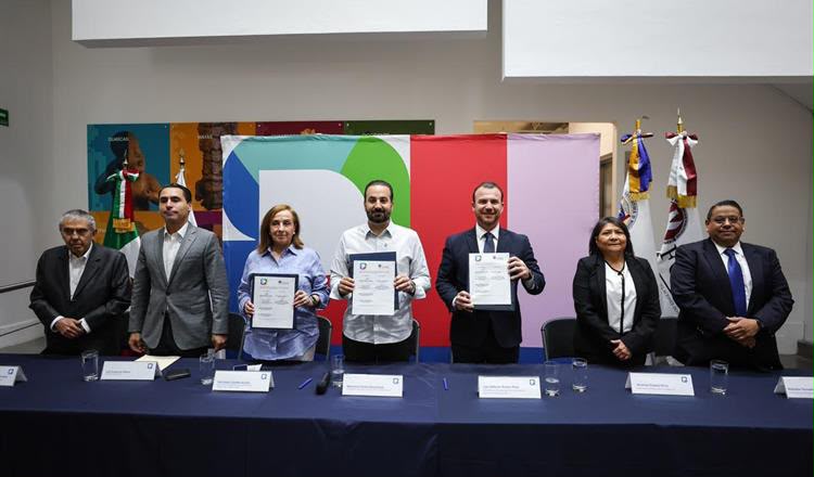 MAURICIO FARAH FIRMA CONVENIO CON UANL PARA BECAR A FUNCIONARIOS DE SAN PEDRO