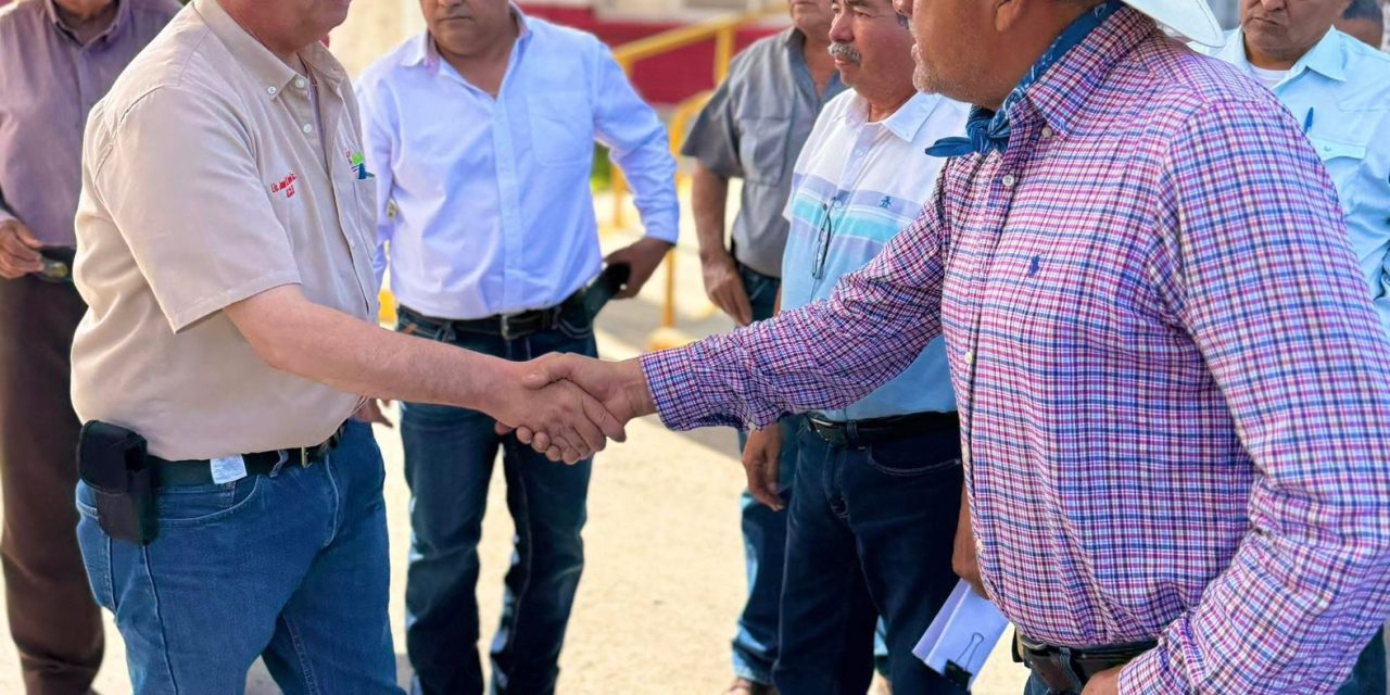 JUAN MORTON RESPALDA A PRODUCTORES DE ANÁHUAC CON APOYO PARA TRASLADO DE FERTILIZANTES