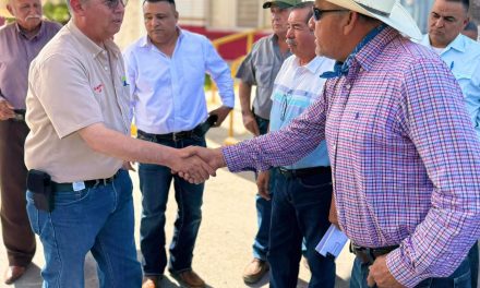 JUAN MORTON RESPALDA A PRODUCTORES DE ANÁHUAC CON APOYO PARA TRASLADO DE FERTILIZANTES