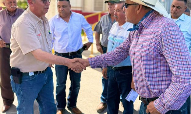 JUAN MORTON RESPALDA A PRODUCTORES DE ANÁHUAC CON APOYO PARA TRASLADO DE FERTILIZANTES