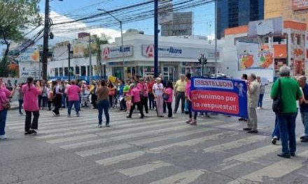 MAESTROS JUBILADOS BLOQUEAN AVENIDAS DEL CENTRO DE MONTERREY POR ADEUDOS