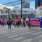 MAESTROS JUBILADOS BLOQUEAN AVENIDAS DEL CENTRO DE MONTERREY POR ADEUDOS