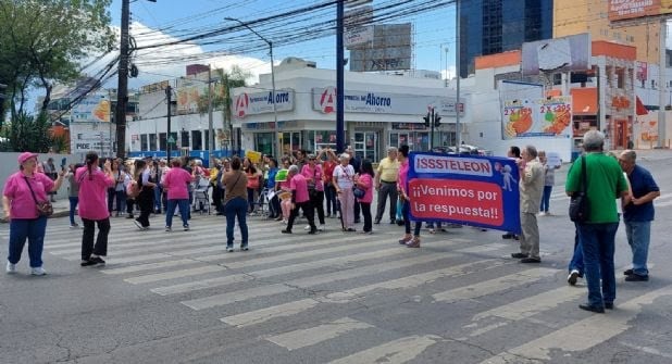 MAESTROS JUBILADOS BLOQUEAN AVENIDAS DEL CENTRO DE MONTERREY POR ADEUDOS