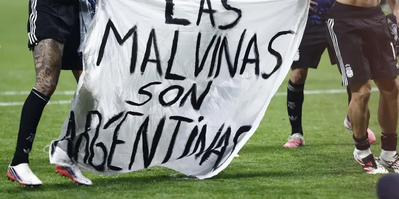 REINO UNIDO PRESIONA A LA FIFA POR MENSAJE EN BANDERA DE LAS MALVINAS Y ADVIERTE SANCIONES PARA ARGENTINA