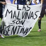 REINO UNIDO PRESIONA A LA FIFA POR MENSAJE EN BANDERA DE LAS MALVINAS Y ADVIERTE SANCIONES PARA ARGENTINA