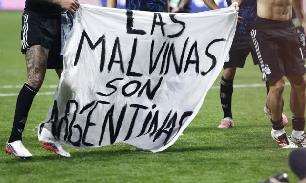 REINO UNIDO PRESIONA A LA FIFA POR MENSAJE EN BANDERA DE LAS MALVINAS Y ADVIERTE SANCIONES PARA ARGENTINA