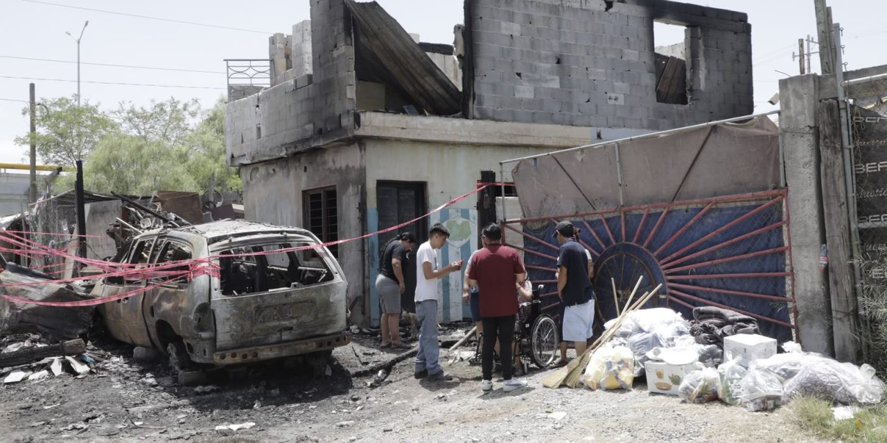JOSÉ QUIROGA ENTREGA APOYOS A FAMILIAS AFECTADAS POR INCENDIO EN LA COLONIA MIRAVISTA DE ESCOBEDO