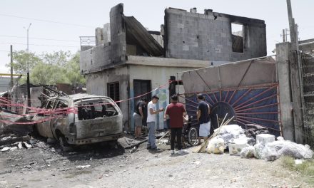 JOSÉ QUIROGA ENTREGA APOYOS A FAMILIAS AFECTADAS POR INCENDIO EN LA COLONIA MIRAVISTA DE ESCOBEDO