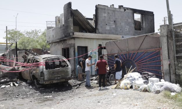 JOSÉ QUIROGA ENTREGA APOYOS A FAMILIAS AFECTADAS POR INCENDIO EN LA COLONIA MIRAVISTA DE ESCOBEDO