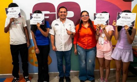 GIBRAN ORNELAS ENTREGA RECONOCIMIENTOS A ADOLESCENTES TRAS CURSO DE CRECIMIENTO PERSONAL