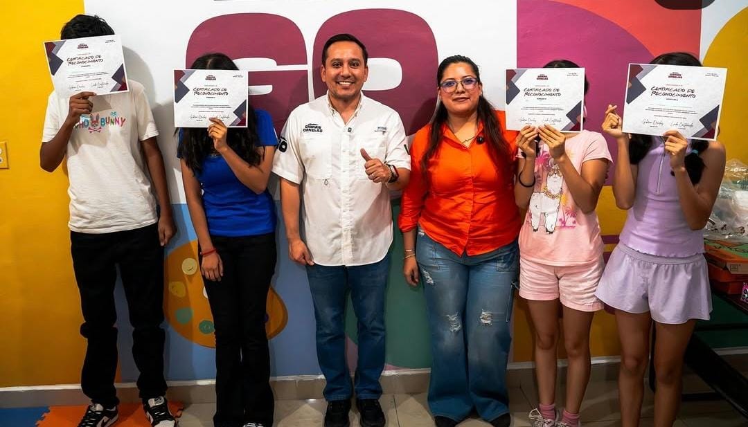 GIBRAN ORNELAS ENTREGA RECONOCIMIENTOS A ADOLESCENTES TRAS CURSO DE CRECIMIENTO PERSONAL
