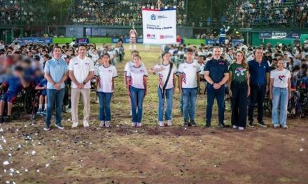 ADRIÁN DE LA GARZA REAFIRMA SU APOYO AL DEPORTE CON EL ABANDERAMIENTO DE LA DELEGACIÓN REGIA
