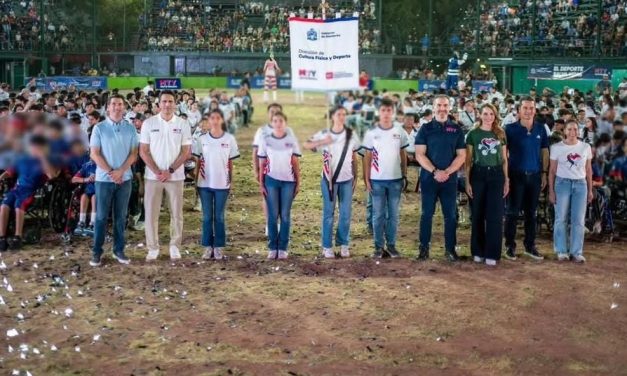 ADRIÁN DE LA GARZA REAFIRMA SU APOYO AL DEPORTE CON EL ABANDERAMIENTO DE LA DELEGACIÓN REGIA