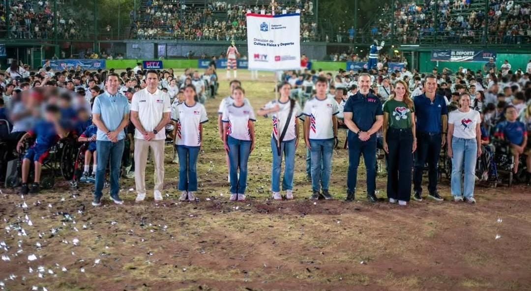 ADRIÁN DE LA GARZA REAFIRMA SU APOYO AL DEPORTE CON EL ABANDERAMIENTO DE LA DELEGACIÓN REGIA