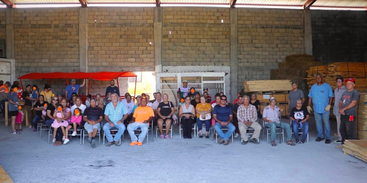 BALTAZAR MARTÍNEZ REFUERZA APOYO A LAS FAMILIAS DE CERRALVO CON ENTREGA DE MADERA
