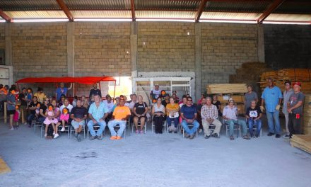 BALTAZAR MARTÍNEZ REFUERZA APOYO A LAS FAMILIAS DE CERRALVO CON ENTREGA DE MADERA