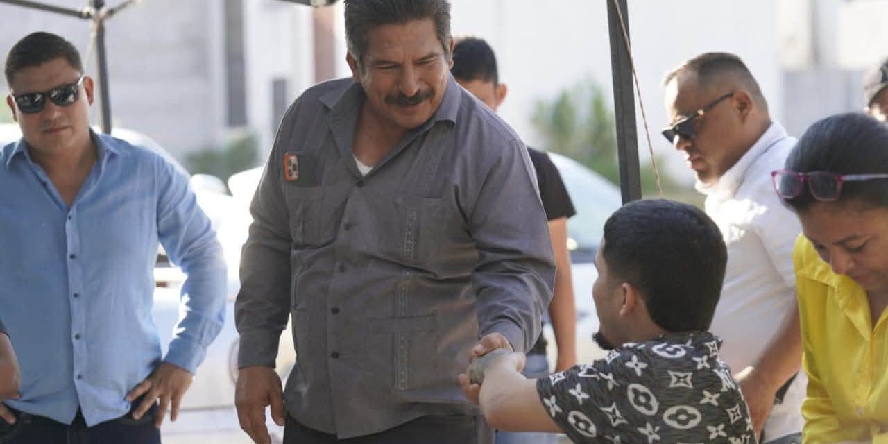 FRANCISCO ESQUIVEL ESCUCHA A VECINOS Y ENTREGA APOYOS EN PESQUERÍA