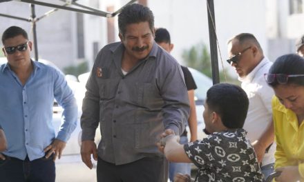 FRANCISCO ESQUIVEL ESCUCHA A VECINOS Y ENTREGA APOYOS EN PESQUERÍA
