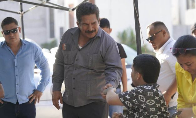 FRANCISCO ESQUIVEL ESCUCHA A VECINOS Y ENTREGA APOYOS EN PESQUERÍA