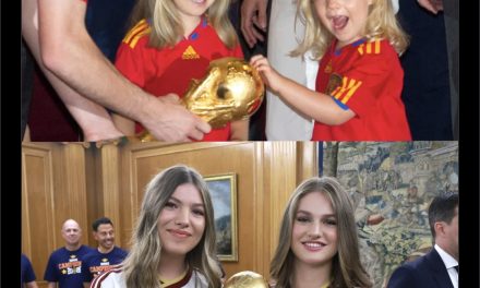 PRINCESA LEONOR E INFANTA SOFÍA RECREAN HISTÓRICA IMAGEN CON LA COPA DEL MUNDO