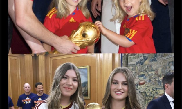 PRINCESA LEONOR E INFANTA SOFÍA RECREAN HISTÓRICA IMAGEN CON LA COPA DEL MUNDO