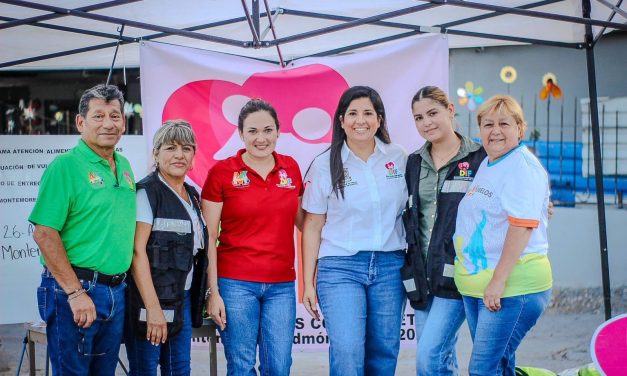 PAULINA VIGIL DE SALAZAR LLEVA APOYOS ALIMENTARIOS A FAMILIAS DE LA COLONIA RAÚL CABALLERO
