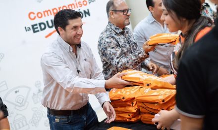 RAÚL CANTÚ ENTREGA ÚTILES ESCOLARES GRATUITOS A ESTUDIANTES DE LA PREPA 25