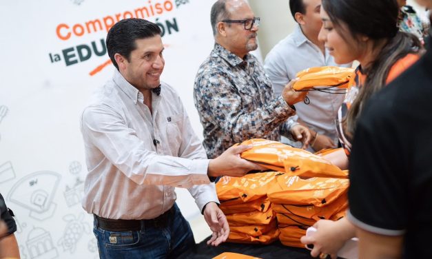 RAÚL CANTÚ ENTREGA ÚTILES ESCOLARES GRATUITOS A ESTUDIANTES DE LA PREPA 25