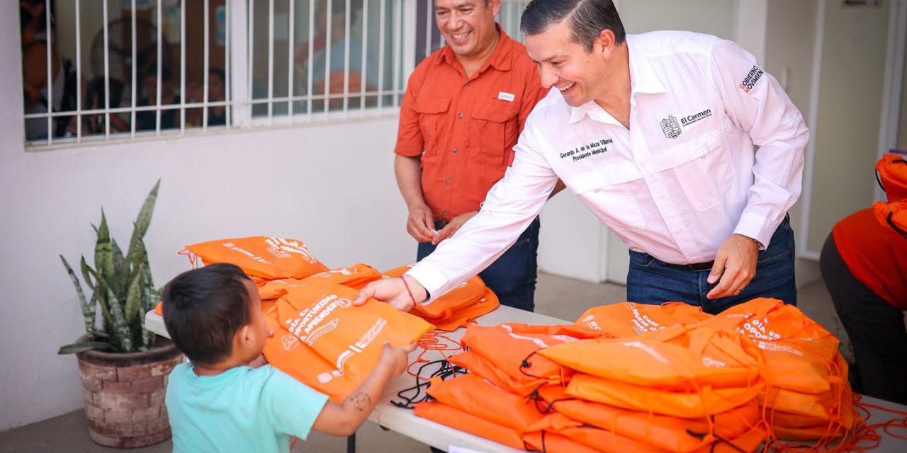 GERARDO DE LA MAZA ENTREGA KITS DE ÚTILES ESCOLARES A FAMILIAS DE EL CARMEN