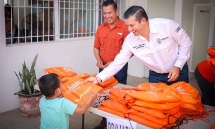 GERARDO DE LA MAZA ENTREGA KITS DE ÚTILES ESCOLARES A FAMILIAS DE EL CARMEN